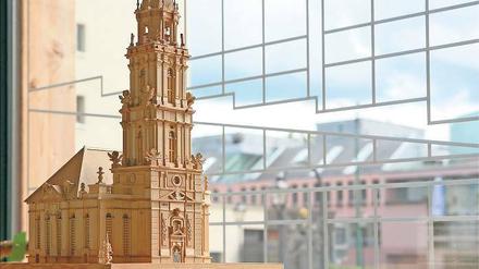 Das Modell der Garnisonkirche. Ob das umstrittene Wiederaufbauvorhaben tatsächlich realisiert werden kann, hängt vom Spendenaufkommen ab. Nun meldet die Stiftung für den Wiederaufbau die bisher größte Einzelspende.