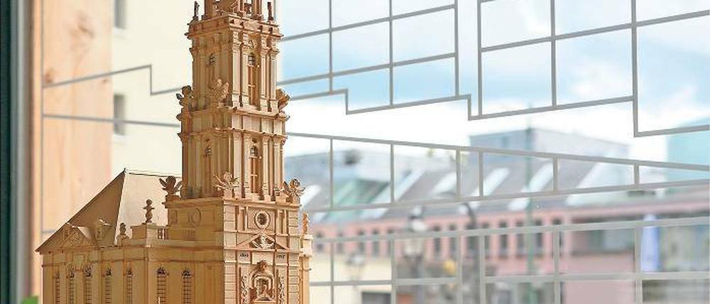 Das Modell der Garnisonkirche. Ob das umstrittene Wiederaufbauvorhaben tatsächlich realisiert werden kann, hängt vom Spendenaufkommen ab. Nun meldet die Stiftung für den Wiederaufbau die bisher größte Einzelspende.