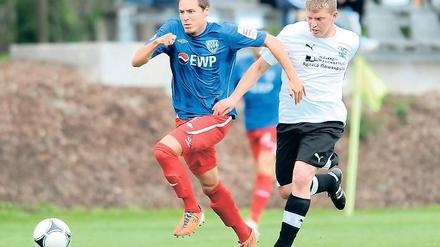 Treffsicher. Stürmer Oliver Heil (links), der hier Benni Beitz vom FC Deetz davonläuft, traf am Samstag gleich sieben Mal für seinen neuen Verein SV Babelsberg 03.