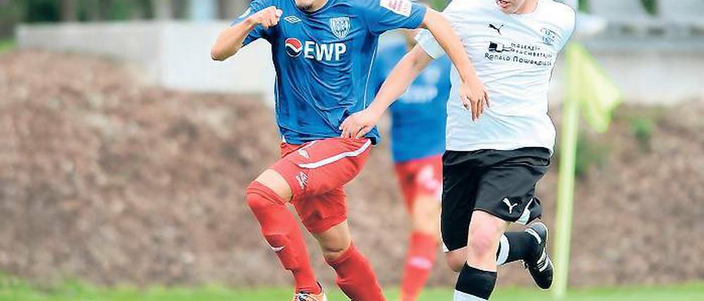 Treffsicher. Stürmer Oliver Heil (links), der hier Benni Beitz vom FC Deetz davonläuft, traf am Samstag gleich sieben Mal für seinen neuen Verein SV Babelsberg 03.