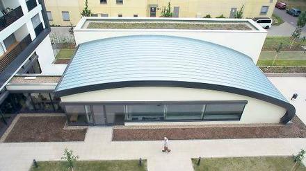 „Dadurch sparen wir den Bademeister.“ Die Schwimmhalle des Johanniter-Quartiers aus der Vogelperspektive. Die Wassertiefe des Beckens beträgt nur 130 Zentimeter.