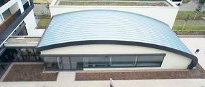 „Dadurch sparen wir den Bademeister.“ Die Schwimmhalle des Johanniter-Quartiers aus der Vogelperspektive. Die Wassertiefe des Beckens beträgt nur 130 Zentimeter.