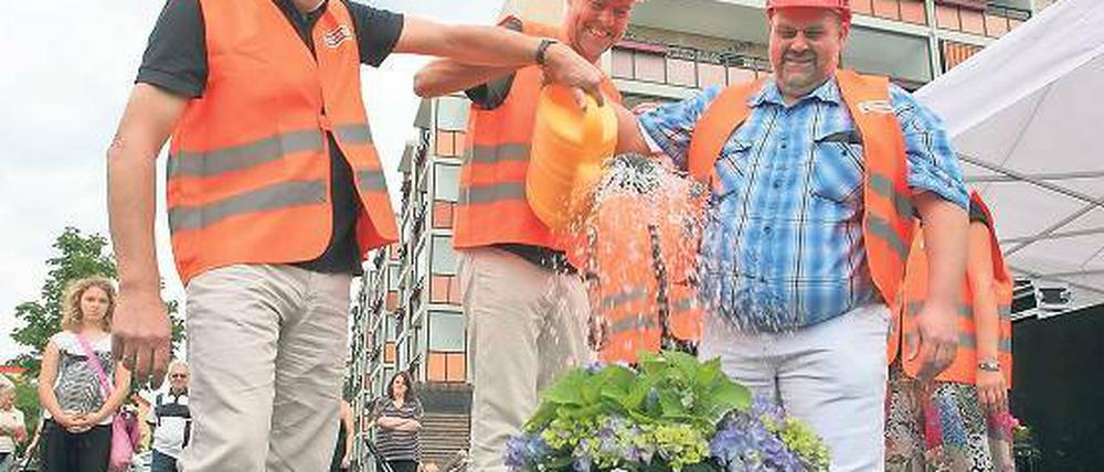 Es ist angegossen. Der Baustart für die Gartenstadt erfolgte mit der Gießkanne.