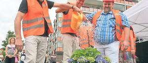 Es ist angegossen. Der Baustart für die Gartenstadt erfolgte mit der Gießkanne.