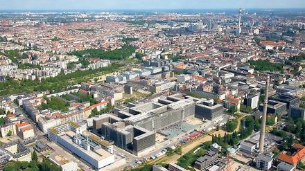 Geheime Mitte. Die Gebäude des Bundesnachrichtendienstes wurden auf dem Gelände des früheren Stadions der Weltjugend errichtet. Im Gebäude links befinden Parkhaus und Technikszentrale. Außer dem Haupttrakt mit den Büros gibt es ein Besucherzentrum.