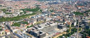 Geheime Mitte. Die Gebäude des Bundesnachrichtendienstes wurden auf dem Gelände des früheren Stadions der Weltjugend errichtet. Im Gebäude links befinden Parkhaus und Technikszentrale. Außer dem Haupttrakt mit den Büros gibt es ein Besucherzentrum.