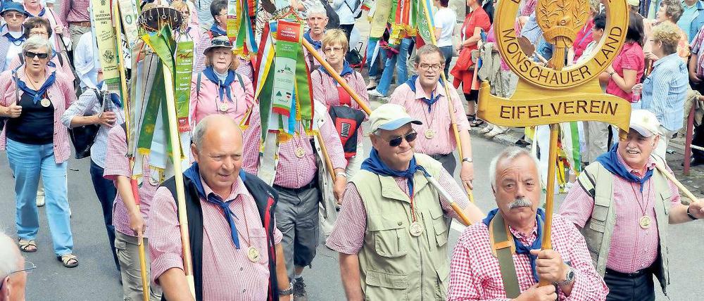 Weitgereiste Gäste: Der Eifelverein aus Monschau im Festumzug.