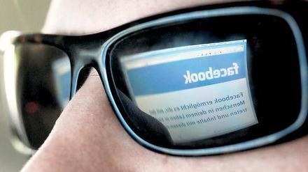 Tatort Internet. Regelmäßig durchstöbern Ermittler die Profile von Neonazis in sozialen Netzwerken im Internet. Dabei werden sie immer häufiger fündig. Aber die Polizei ist auch selbst bei Facebook – damit weckt sie das Interesse des Nachwuchses.