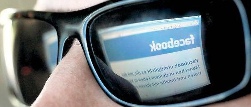 Tatort Internet. Regelmäßig durchstöbern Ermittler die Profile von Neonazis in sozialen Netzwerken im Internet. Dabei werden sie immer häufiger fündig. Aber die Polizei ist auch selbst bei Facebook – damit weckt sie das Interesse des Nachwuchses.