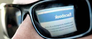 Tatort Internet. Regelmäßig durchstöbern Ermittler die Profile von Neonazis in sozialen Netzwerken im Internet. Dabei werden sie immer häufiger fündig. Aber die Polizei ist auch selbst bei Facebook – damit weckt sie das Interesse des Nachwuchses.