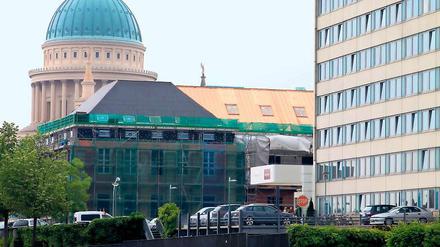 Sichtachse der Gegensätze. Mercure-Front (r.), Landtagsschloss und Nikolaikirche im Potsdamer Zentrum.