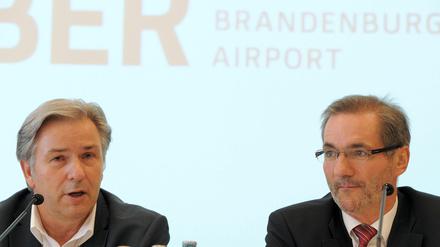 Berlins Regierender Bürgermeister Klaus Wowereit (l) und Brandenburgs Ministerpräsident Matthias Platzeck (beide SPD) sprechen am Freitag (22.06.2012) in Schönefeld nach einer Aufsichtsratssitzung während einer Pressekonferenz. Der auf 17. März 2013 verschobene Termin für die Eröffnung des künftigen Hauptstadtflughafens Berlin Brandenburg soll noch einmal genau überprüft werden.
