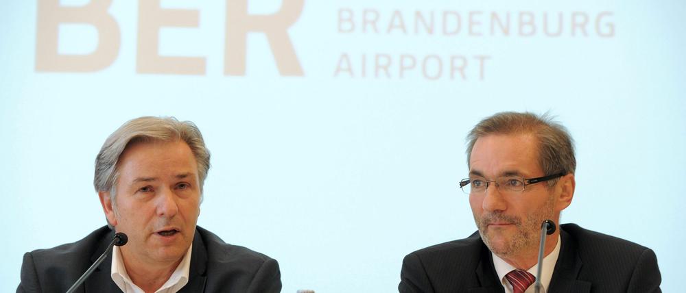 Berlins Regierender Bürgermeister Klaus Wowereit (l) und Brandenburgs Ministerpräsident Matthias Platzeck (beide SPD) sprechen am Freitag (22.06.2012) in Schönefeld nach einer Aufsichtsratssitzung während einer Pressekonferenz. Der auf 17. März 2013 verschobene Termin für die Eröffnung des künftigen Hauptstadtflughafens Berlin Brandenburg soll noch einmal genau überprüft werden.