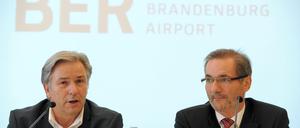 Berlins Regierender Bürgermeister Klaus Wowereit (l) und Brandenburgs Ministerpräsident Matthias Platzeck (beide SPD) sprechen am Freitag (22.06.2012) in Schönefeld nach einer Aufsichtsratssitzung während einer Pressekonferenz. Der auf 17. März 2013 verschobene Termin für die Eröffnung des künftigen Hauptstadtflughafens Berlin Brandenburg soll noch einmal genau überprüft werden.