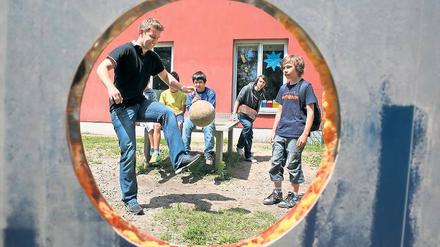 Balltraining mit Profi. Der Besuch von Ex-Nationalspieler Thomas Hitzlsperger am Freitag im Jugendklub Alpha begann mit ein paar Aufwärmübungen an der Torwand. Viele der Kinder spielen in ihrer Freizeit in Potsdamer Fußballvereinen.
