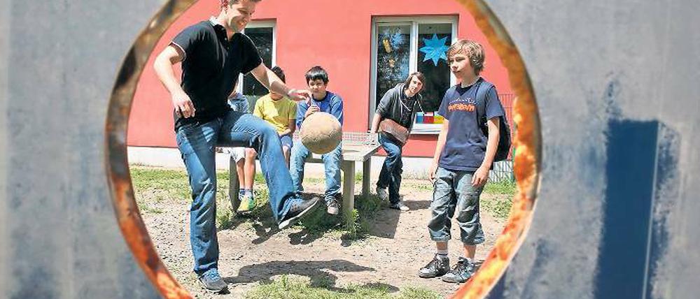 Balltraining mit Profi. Der Besuch von Ex-Nationalspieler Thomas Hitzlsperger am Freitag im Jugendklub Alpha begann mit ein paar Aufwärmübungen an der Torwand. Viele der Kinder spielen in ihrer Freizeit in Potsdamer Fußballvereinen.