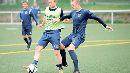 Der neue Taktgeber des SVB 03. Philipp Kreuels (links) – hier beim Training im Duell mit dem ebenfalls neu für Babelsberg kickenden Kai-Fabian Schulz – soll den Fußball-Drittligisten als Spielmacher zu Erfolgen führen.