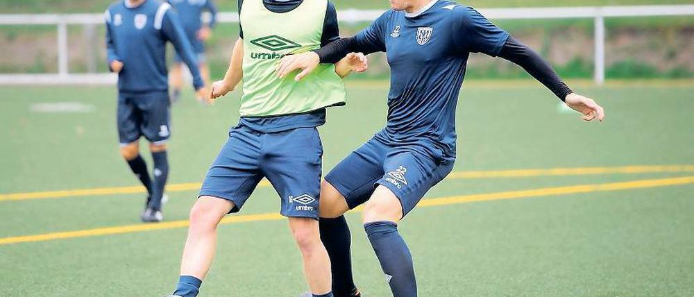 Der neue Taktgeber des SVB 03. Philipp Kreuels (links) – hier beim Training im Duell mit dem ebenfalls neu für Babelsberg kickenden Kai-Fabian Schulz – soll den Fußball-Drittligisten als Spielmacher zu Erfolgen führen.