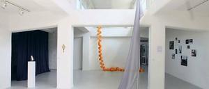 Eine Hommage an die Zeitverschwendung. Nicolas Rossi konstruiert eigenwillige raumgreifende Installationen, wie die zusammengefaltete graue Flagge, die er „Vom Warten auf Farben und auf günstige meteorologische Verhältnisse“ tituliert.