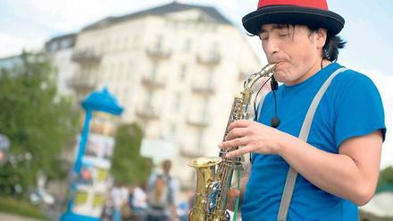 Der tutet was und will auch spielen. Zum Sommeranfang gibt es überall Gratiskonzerte.