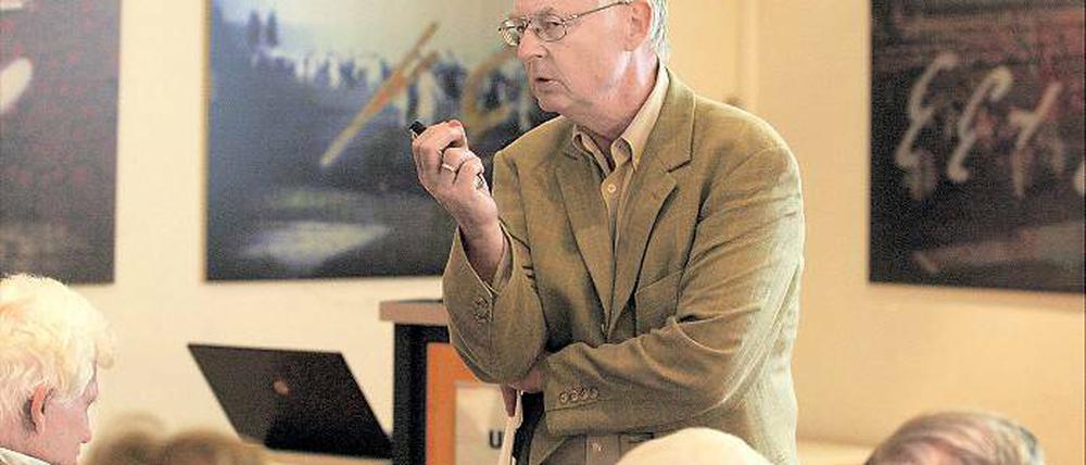 „Wenn Sie Hugenotte sein wollen, müssen sie Ihren Namen in Frankreich finden.“ Professor Jürgen Udolph, 15 Jahre lang der Namensexperte auf Radio eins, während seines Vortrags in der Potsdamer Urania.