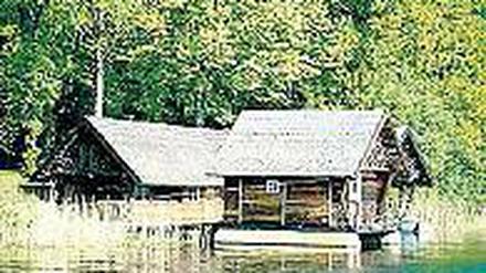 Am Sacrower See: Fischhälterhaus und Bootsschuppen des Institutes.