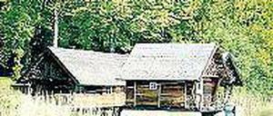 Am Sacrower See: Fischhälterhaus und Bootsschuppen des Institutes.