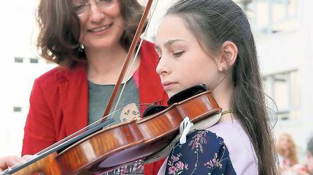 Erster Streich: Undine Heyne spielt auf der Geige. Kulturdezernentin Magdowski spendete die Violine, weil sie selbst und die städtische Musikschule 60. Geburtstag feiern.