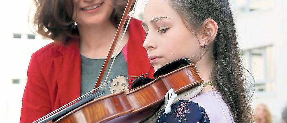 Erster Streich: Undine Heyne spielt auf der Geige. Kulturdezernentin Magdowski spendete die Violine, weil sie selbst und die städtische Musikschule 60. Geburtstag feiern.
