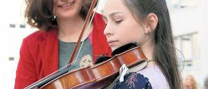Erster Streich: Undine Heyne spielt auf der Geige. Kulturdezernentin Magdowski spendete die Violine, weil sie selbst und die städtische Musikschule 60. Geburtstag feiern.