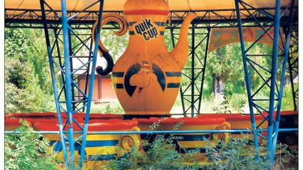 Kreisel im Grünen. 1992 wurde am Eingang das Karussell „Roting Cup“ errichtet – auch heute ein beliebtes Fotomotiv. Die Tassen, einst aus dem in Konkurs gegangenen französischen Freizeitpark „Mirapolis“ gekauft, drehen sich noch immer.
