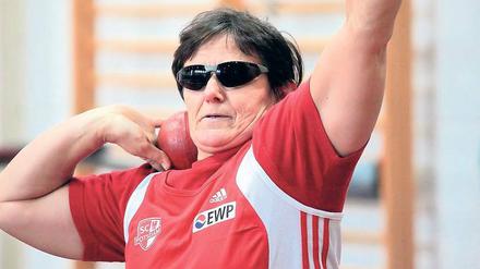 Mit der Kugel weit wie noch nie. Die blinde und querschnittsgelähmte Martina Willing vom SC Potsdam stieß am Wochenende mit 8,92 Meter einen neuen Weltrekord in ihrer Schadensklasse F56.