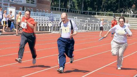 Vom Ehrgeiz gepackt. Zum zweiten Mal fanden am Montag die „Special Olympics“ im Stadion am Luftschiffhafen statt. Für den Wettbewerb für Menschen mit geistiger oder mehrfacher Behinderung hatten sich 250 Teilnehmer angemeldet. Die Sportler maßen sich in sieben Leichtathletik-Disziplinen.