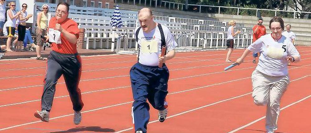 Vom Ehrgeiz gepackt. Zum zweiten Mal fanden am Montag die „Special Olympics“ im Stadion am Luftschiffhafen statt. Für den Wettbewerb für Menschen mit geistiger oder mehrfacher Behinderung hatten sich 250 Teilnehmer angemeldet. Die Sportler maßen sich in sieben Leichtathletik-Disziplinen.