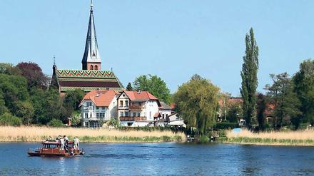 Eigentlich doch erholsam. Das Geltower Havelufer mit Kirche.