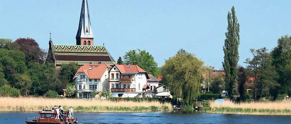 Eigentlich doch erholsam. Das Geltower Havelufer mit Kirche.