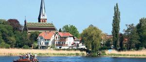 Eigentlich doch erholsam. Das Geltower Havelufer mit Kirche.