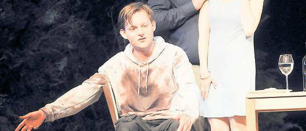 „Da draußen gibt es kein Gesetz. Wir sind auf uns gestellt.“ Immer wieder warnt Marco (Alexander Finkenwirth, l.) seine Schwester Nicole (Franziska Melzer) und Christian (Raphael Rubino). Doch beide ahnen, dass er mehr verbirgt, als er anfangs zugeben will.