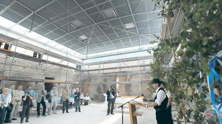 Richtspruch: Bis zum nächsten Frühjahr soll das Besucherzentrum fertiggestellt werden. Das renovierte Südtorgebäude enthält dann einen Museumsshop, den Ticketverkauf und Informationen für Touristen unter einer frei tragenden Stahldachkonstruktion.