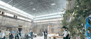 Richtspruch: Bis zum nächsten Frühjahr soll das Besucherzentrum fertiggestellt werden. Das renovierte Südtorgebäude enthält dann einen Museumsshop, den Ticketverkauf und Informationen für Touristen unter einer frei tragenden Stahldachkonstruktion.