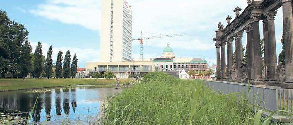 „Wir wollen klare Antworten. Wohin soll der Weg gehen?“ Die Zukunft des Hotelhochhauses in der Potsdamer Mitte ist momentan völlig offen.