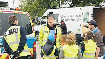 „Man darf nur rechts aussteigen.“ Schüler auf der Raststätte Michendorf.