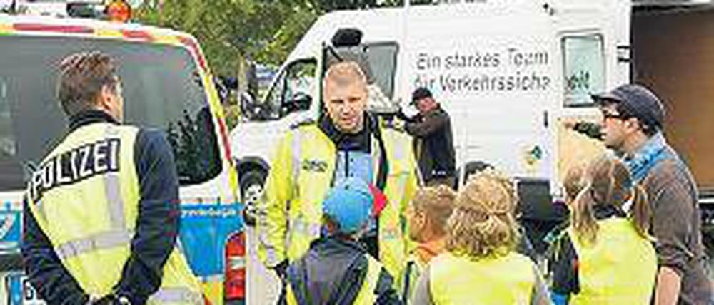 „Man darf nur rechts aussteigen.“ Schüler auf der Raststätte Michendorf.