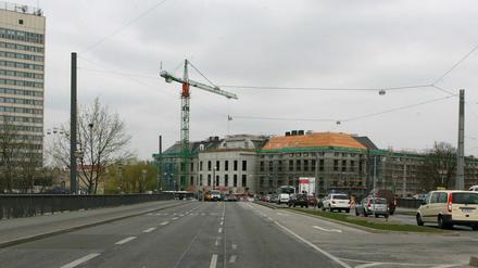 Blick über die Lange Brücke auf das Hotel Mercure und den Schlossneubau in Potsdams alter Mitte.