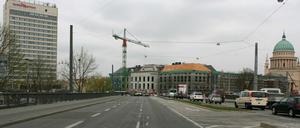 Blick über die Lange Brücke auf das Hotel Mercure und den Schlossneubau in Potsdams alter Mitte.