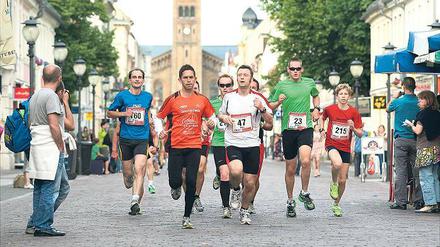 Ab durch Potsdams City. In diesem Jahr rechnet der Potsdamer Laufclub mit 400 mit 500 Teilnehmern, die die Preußische Meile meistern wollen.
