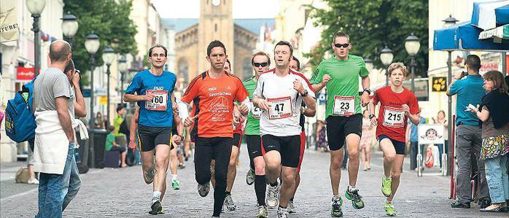 Ab durch Potsdams City. In diesem Jahr rechnet der Potsdamer Laufclub mit 400 mit 500 Teilnehmern, die die Preußische Meile meistern wollen.