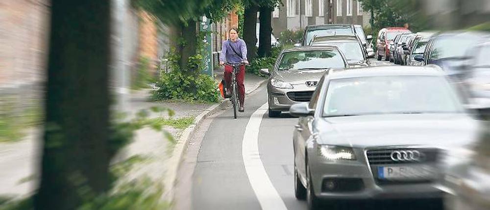 Gefahrenstelle: Wer als Fahrradfahrer in der Behlertstraße fährt, hat nur einen schmalen Fahrradstreifen zur Verfügung. Dennoch: Beim Städtecheck 2012 des Verkehrsclubs schneidet Potsdam insgesamt gut ab.