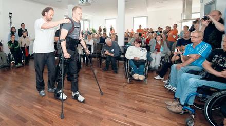 Es geht doch! Marcel Böhme testet den Außenskelett-Roboter „Ekso“.