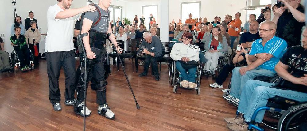 Es geht doch! Marcel Böhme testet den Außenskelett-Roboter „Ekso“.